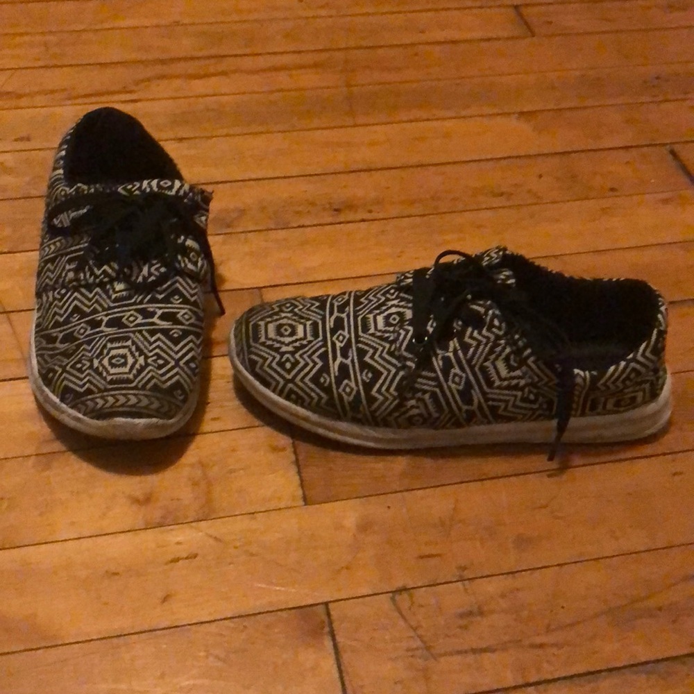Mossimo sneakers size 7